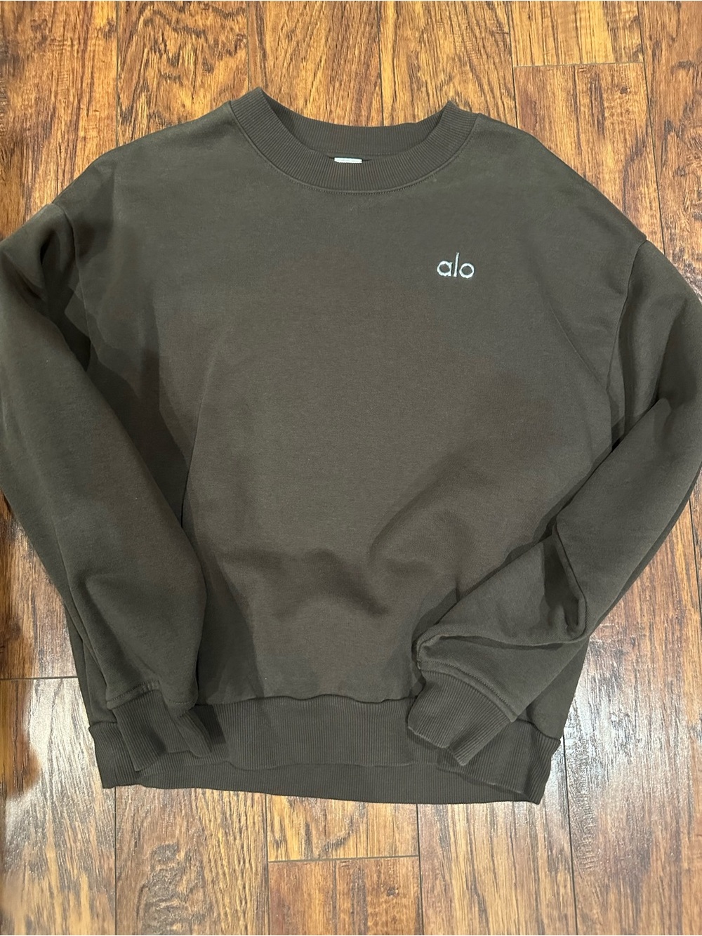 ALO Yoga Accolade women’s Crewneck Sweatshirt in Dark Brown with Logo